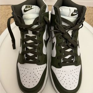Nike Dunk High, Moss Green size 6.5Y
